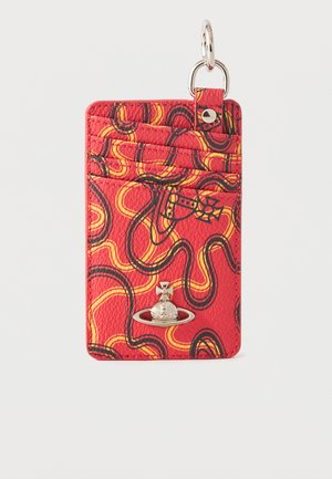 Červený kožený držiak na karty s čiernymi a žltými abstraktnými líniami, štyri priehradky na karty, strieborné logo Vivienne Westwood orb a strieborná kľúčenka.