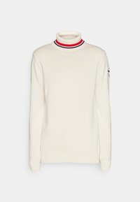 Weißer, gestrickter Rollkragenpullover mit einem gerippten Kragen, der rote und marineblaue Streifen aufweist; figurbetonte Silhouette mit langen Ärmeln und einem Logo-Patch.