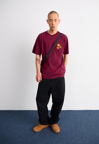 Carhartt WIP PINS - Printtipaita - malbec/orange stone washed