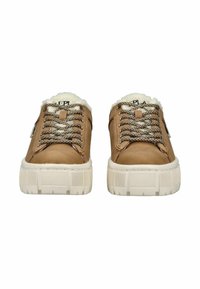 Un paio di sneaker platform color beige con suole bianche spesse, lacci decorati e una fodera in pile bianco visibile nei colli.