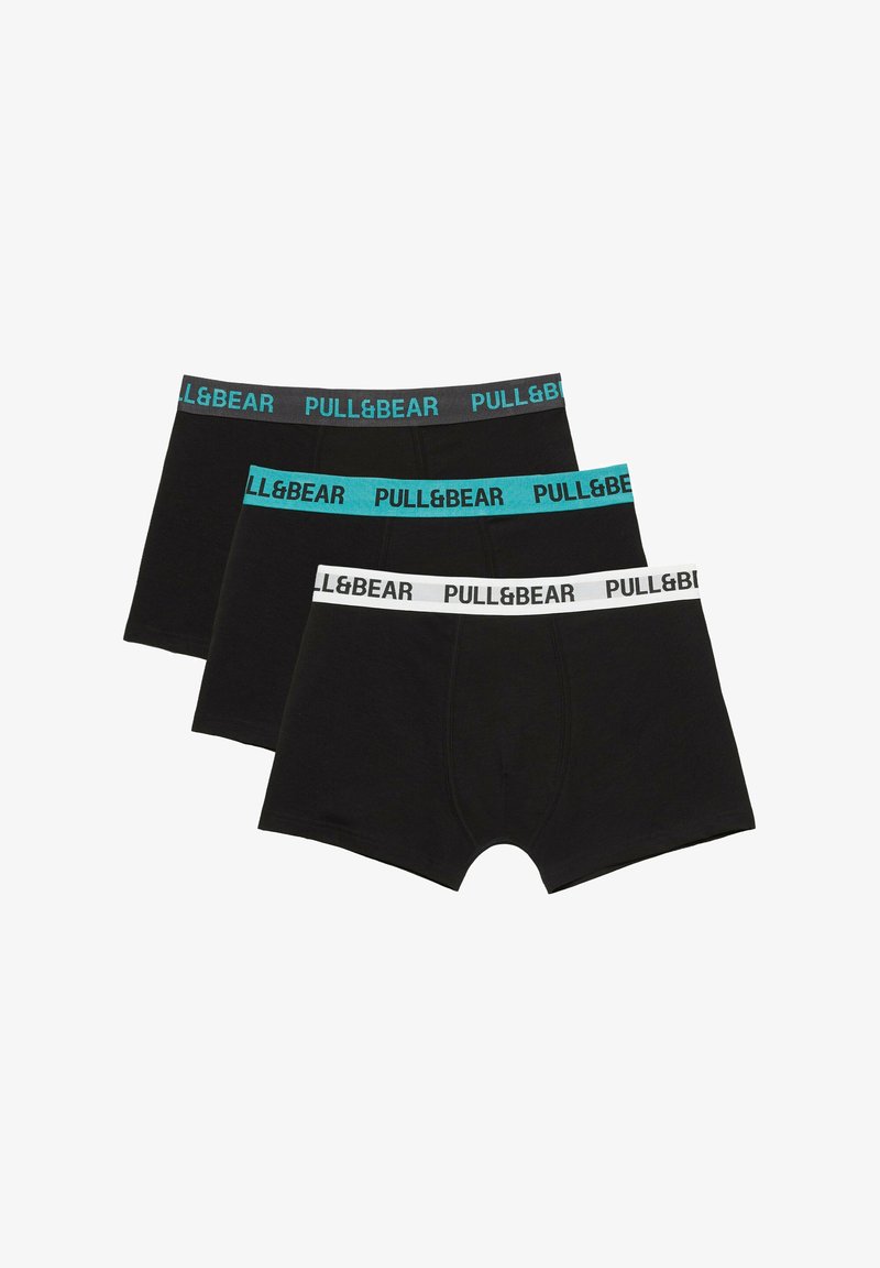 Trois boxers noirs pour hommes avec ceintures élastiques en noir, bleu sarcelle et blanc, chacun avec le logo "PULL&BEAR".