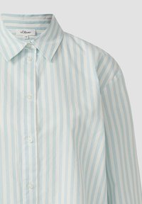 Lichtblauwe en witte verticaal gestreepte button-up shirt met puntkraag en merklabel "s.Oliver" maat 36 binnen de kraag.