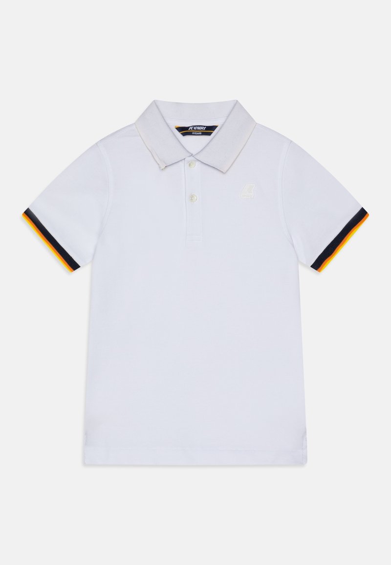 Polo blanc à manches courtes avec col gris et rayures bleu marine et orange sur les poignets, avec un petit logo ton sur ton sur la poitrine.
