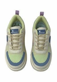Baskets en maille et matériaux synthétiques, avec un schéma de couleurs vert clair et crème, des accents bleus et des semelles texturées.