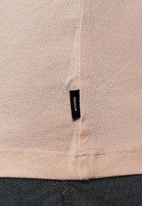 Jack & Jones PREMIUM JPRBLAHARDY TEE CREW NECK - Camiseta básica - peach whip