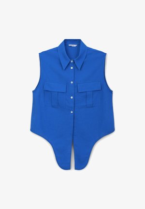 Blaues ärmelloses Shirt mit spitzem Kragen, durchgehender Knopfleiste und zwei Brusttaschen. Glatte Textur, ausgestellter Saum.