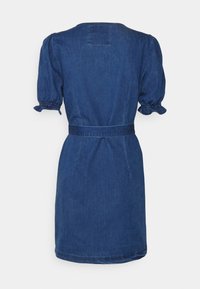 Vestido de ganga em azul escuro, com mangas bufantes, uma bainha cingida e uma textura suave. A vista traseira apresenta um decote quadrado e punhos franzidos.