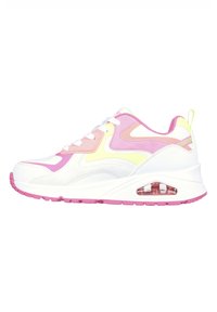 Witte sneaker met roze en gele accenten, met een gelaagd ontwerp, gestructureerde panelen, een gevoerde zool en een zichtbare luchtkussen eenheid.