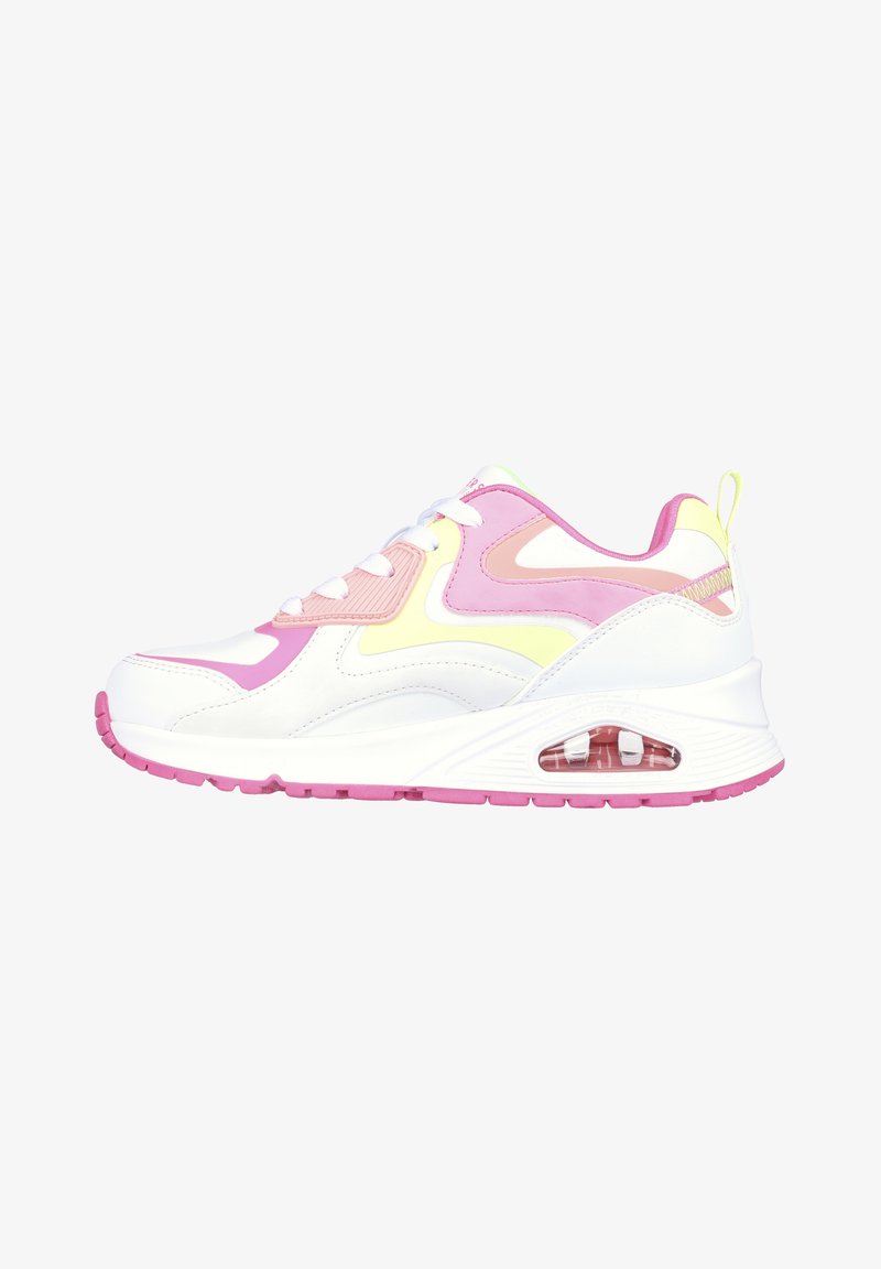 Witte sneaker met roze en gele accenten, met een gelaagd ontwerp, gestructureerde panelen, een gevoerde zool en een zichtbare luchtkussen eenheid.