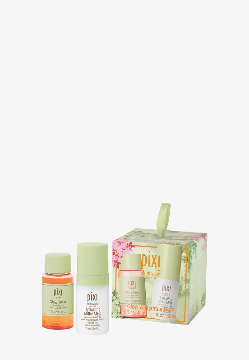 Set di due prodotti per la cura della pelle: una piccola bottiglia di Glow Tonic arancione e una Misting Idratante Bianca, entrambe con tappi verdi, in una scatola floreale.