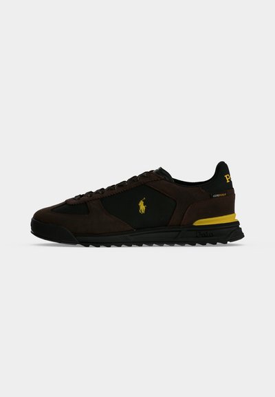 Σκούρο καφέ και μαύρο sneaker χαμηλού προφίλ με κίτρινο λογότυπο Polo, λεπτομέρεια τακουνιού σε κίτρινο και μαύρη σόλα με υφή πρόσφυσης.