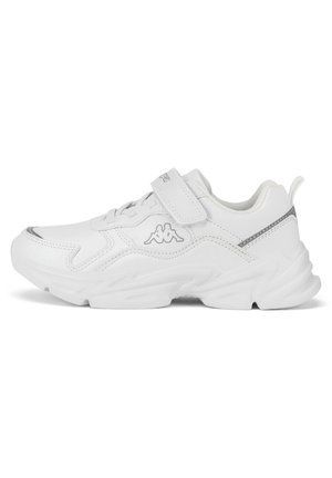 Biały sportowy sneaker z grubą podeszwą, paskiem na rzep, sznurowany z przodu i logo Kappa po boku, widoczny od zewnętrznej strony.