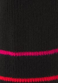 Tissu tricoté noir avec des rayures horizontales en rose vif et rouge. La texture est douce avec un motif côtelé pour plus de profondeur.