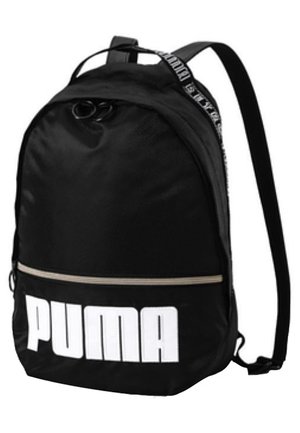 Schwarzer Puma-Rucksack mit weißem Logo, vorderer Reißverschlusstasche und verstellbaren Schultergurten, dargestellt vor weißem Hintergrund.
