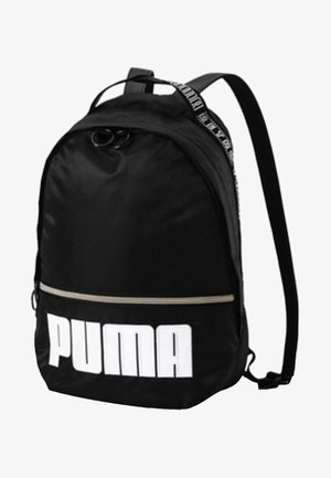 Czarny plecak Puma z białym logo, przednią kieszenią na zamek oraz regulowanymi paskami na ramiona, pokazany na białym tle.