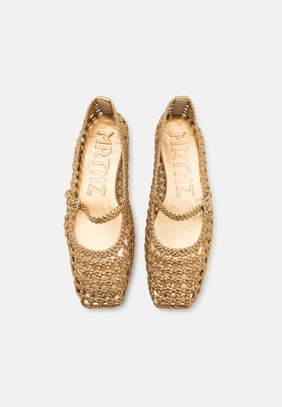 Zapatos tejidos en color beige con punta cuadrada y una delgada correa en el tobillo. Cuentan con una superficie texturizada y una plantilla de marca.