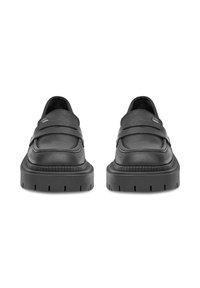 Čierne kožené slip-on topánky s polstrovaným zvrškom, vystúpeným prešívaním a hrubou gumovou podrážkou s horizontálnymi drážkami pre lepšiu priľnavosť.