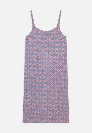 Slyngekjole laget av lett stoff, med en blå bakgrunn og et gjentakende rosa blomsterdesign og tynne stropper.