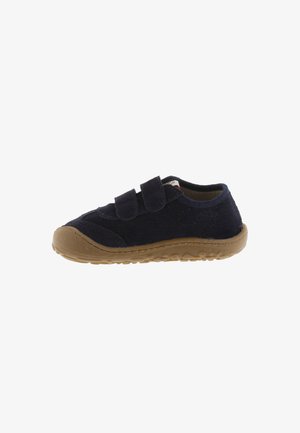 Scarpa da ginnastica per bambini blu scuro con suola in gomma marrone e due strisce in velcro per la chiusura, mostrata di lato su sfondo bianco.