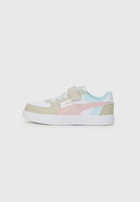 Baskets Puma avec un design blanc, vert pastel, rose et bleu, présentant un devant à lacets et une sangle ajustable au milieu du pied.