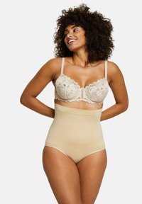 Bralette in pizzo beige con motivo floreale e centro decorativo; shapewear nudo a vita alta con texture liscia e design senza cuciture.