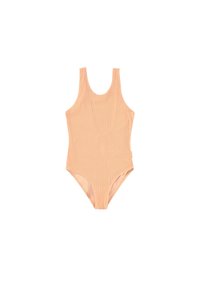 Ferskenfarget en-delt badedrakt med et strukturert strikkedesign, brede skulderstropper og høy-utskjæring stil. Ingen synlige detaljer eller aksenter.