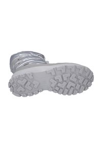 Bota plateada con una superficie texturizada y un patrón de relieve prominente en una suela de goma blanca, que cuenta con tres cierres de correa y un forro interior de felpa.
