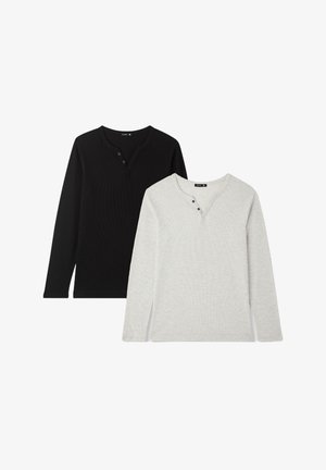 Dwie koszulki henley z długim rękawem: jedna czarna, a druga jasnoszara. Obie mają prążkowaną teksturę, okrągły dekolt i trzy guziki na listwie.