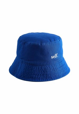 Pălărie tip găleată din material albastru, cu bor cusut și cuvântul „self.” brodat în alb pe lateral.