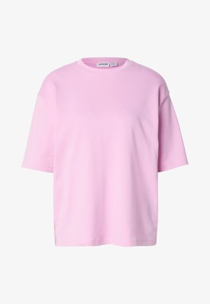 Rozā īsā piedurkņu T-krekls no mīkstas kokvilnas ar apaļu kakla izgriezumu un brīvu piegriezumu, gludu faktūru un bez redzamām rakstu zīmēm.