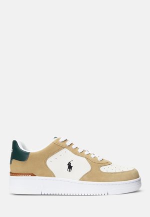 Low-Top Sneaker mit beigem Wildleder und weißen Lederpaneelen, weißen Schnürsenkeln, dunkelgrünem Fersenlasche und schwarzem Polo-Spieler-Logo an der Seite.