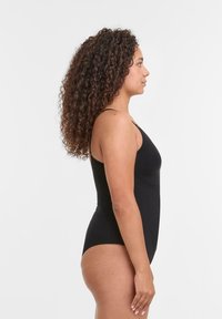 Schwarzer einteiliger Badeanzug mit dünnen Trägern, glatter Textur, figurbetontem Design; auffällig durch seine einfache, klassische Silhouette.