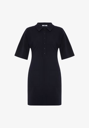 Marineblauwe polokleed met korte mouwen, knoopsluiting, twee voortassen, gemaakt van een gladde stof met een ontspannen pasvorm en een eenvoudig ontwerp.