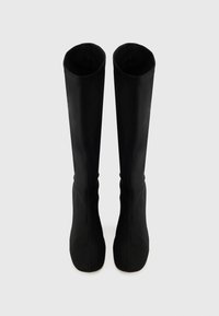 Μαύρες μπότες μέχρι το γόνατο με λείο, ελαστικό ύφασμα, στρογγυλεμένη μύτη και εφαρμοστό σχέδιο για κομψή σιλουέτα. Χωρίς ορατό μεταλλικό μέρος ή σχέδια.