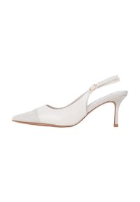 Zapatos de tacón alto tipo slingback en piel sintética blanca con puntera afilada, tacón delgado y una correa ajustable con hebilla dorada.