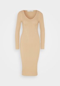 Robe en tricot beige avec une texture côtelée, des manches longues, un décolleté arrondi et une silhouette ajustée qui descend jusqu'à mi-mollet.