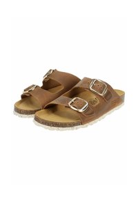 Bruine leren sandalen met twee verstelbare gespbanden, een gehoekte kurken voetbed en een wit gespikkelde rubberen zool.