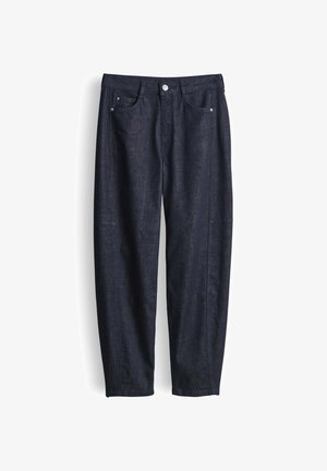 Donkerblauwe spijkerbroek met knopen aan de voorkant, riemlussen en zijzakken, gepresenteerd tegen een witte achtergrond.