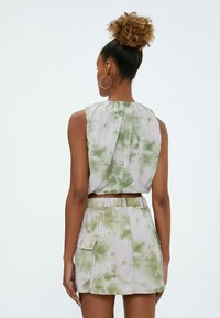 Koton PARACHUTE CROP SLEEVELESS PATTERNED ROUND NECK - Bluse - green
