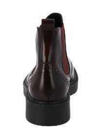 Burgundowe skórzane botki typu Chelsea z błyszczącym wykończeniem, elastycznymi panelami bocznymi, dekoracyjnymi detalami w stylu brogu i czarną gumową podeszwą.