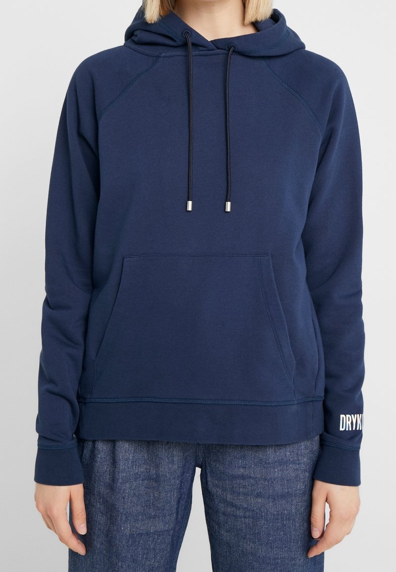 Felpa con cappuccio blu navy in misto cotone, dotata di una tasca frontale, cordini con punte in metallo e logo sulla manica.