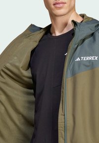 Adidas Terrex MULTI TWO-LAYER RAIN.RDY - Regenjas - olive strata   legend ivy