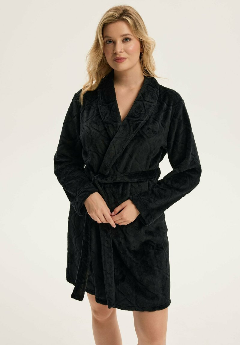 Czarna pluszowa szlafrok z fakturowanym wzorem, długimi rękawami i paskiem w talii. Miękka tkanina z gładkim wykończeniem.