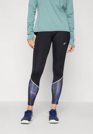 Fekete sport leggings, textúrált derékkal, élénk kék és lila absztrakt mintázattal az alsó lábakon és reflektáló részletekkel.