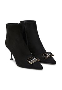 Stivaletti in suede neri con punta affilata, tacco a spillo e decorazioni dorate nella parte anteriore. Chiusura con cerniera laterale.