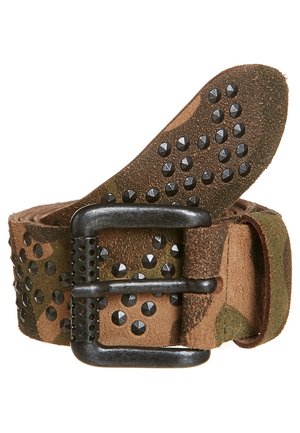 Brązowy zamszowy pasek z czarnymi metalowymi ćwiekami ułożonymi w wzór kamuflażu oraz ciemną metalową klamrą, zwinięty na białym tle.