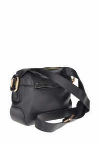 Zwart lederen crossbody tas met een gestructureerde afwerking, gouden hardware en een ritssluiting aan de bovenkant. Voorzien van een verstelbare schouderriem en een zijvak.