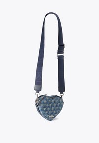 Sac bandoulière en forme de cœur en denim bleu avec des motifs de cœurs, doté d'une sangle réglable à motifs et d'accents de quincaillerie argentée.