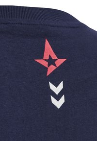 Marineblaue Baumwoll-T-Shirt mit einem roten Stern-Logo und weißen nach unten gerichteten Chevron-Mustern auf dem Rücken. Kurze Ärmel mit einem gerippten Kragen.