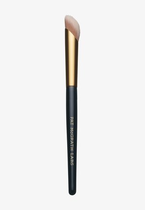 Pennello per il trucco con testa angolata in metallo dorato e setole morbide e leggere; il manico nero presenta scritte dorate: "PAT McGRATH LABS."